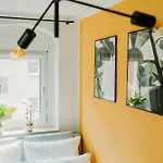 Modernes Mit Balkon Und Stellplatz