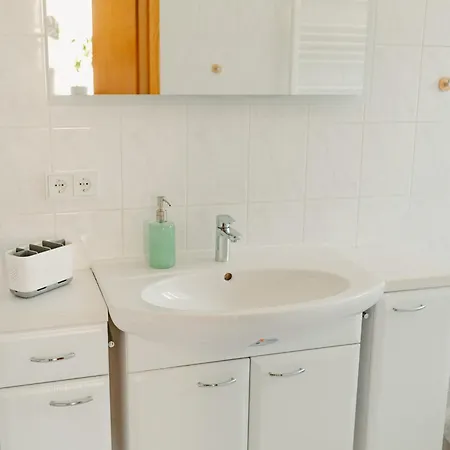 Modernes Mit Balkon Und Stellplatz Apartment