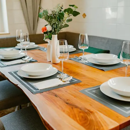 Modernes Mit Balkon Und Stellplatz Apartment