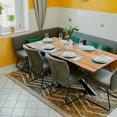 Modernes Mit Balkon Und Stellplatz