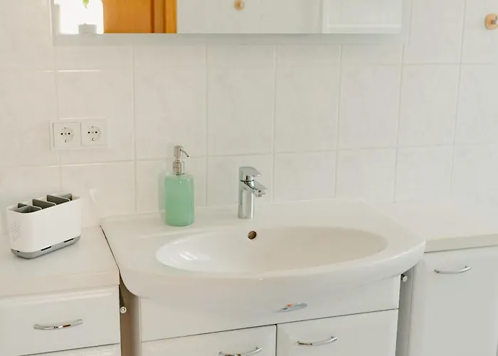 Modernes Mit Balkon Und Stellplatz דירה